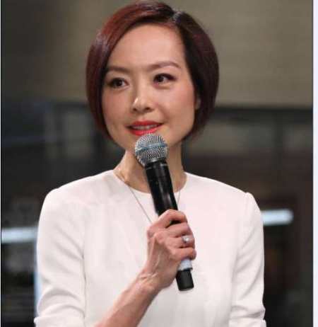 鲁豫,是娱乐圈里出了名的瘦,体重大概只有40kg左右.