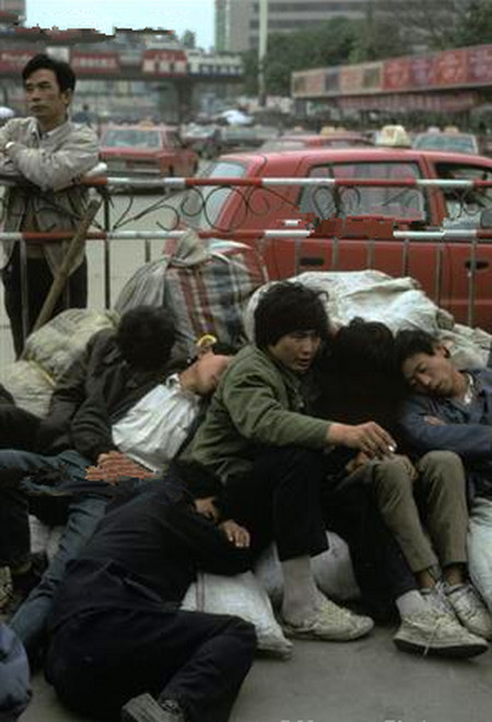 96年广东珍贵历史老照片:几个刚到广东的外来打工男子,还没找到工作