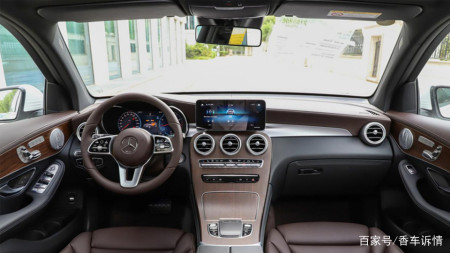 glc450奔驰2021款,2021款奔驰glc260 改款奔驰glc还是保持了2021款车型的面貌,虽然没什么改动,但在气质上