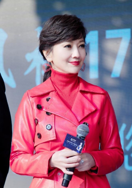 红色本身就是活力的颜色,赵雅芝在发型上也配合着它,扎了头发,可以
