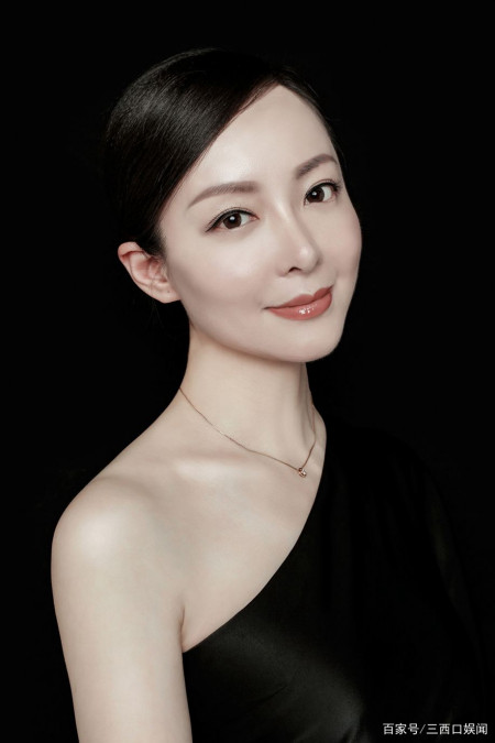 2003年,获得上海《申报》颁发的"最有人气女演员"奖.2004年,杨恭