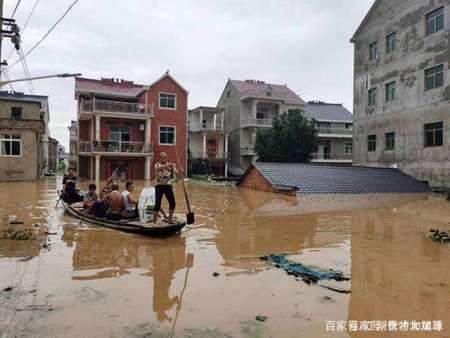 多少年的房子被水淹没,村民一阵心痛啊.欲哭无泪
