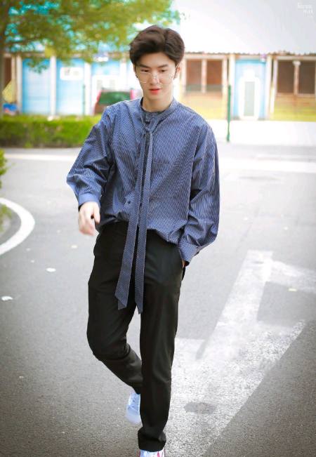 陈哲远真的很有男子气概,不管是笔挺西装,还是休闲衬衫,都有范