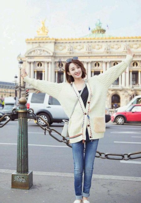 赵丽颖穿毛衣配牛仔裤美到炸,搭配白色休闲鞋,轻松美
