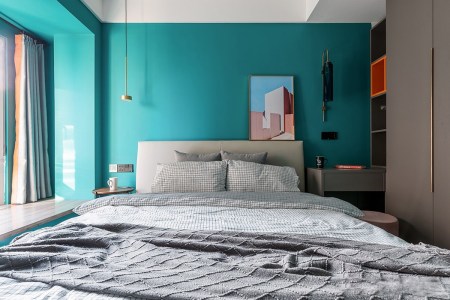 卧室是鲜艳的蓝绿色墙面,给人眼前一亮的感觉