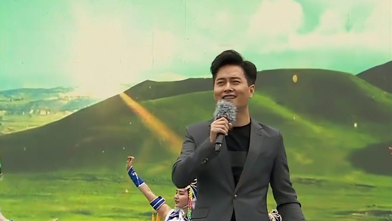 云飞演唱《父亲的草原母亲的河,犹如天籁之音,令人沉醉!