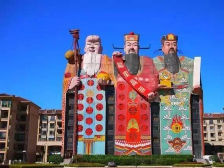 三河一宾馆,造型模仿"福禄寿",被游客吐槽