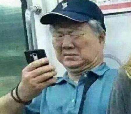 漫展上有人cos地铁老爷爷看手机表情包,随身携带背景
