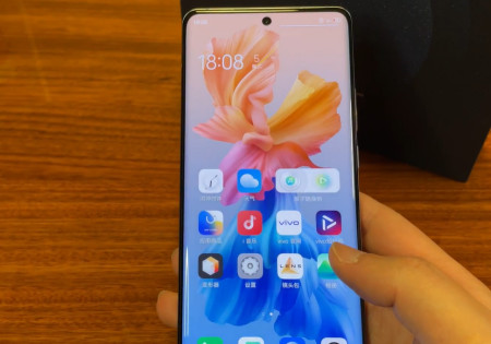 相比于红米note9pro5g,vivox6tpro,的充电速度更快,拥有33w的快充,1个