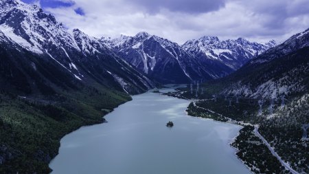 新华社记者周荻潇摄这是5月30日拍摄的然乌湖风光(无人机照片.