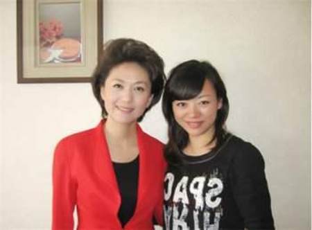 她是央视名嘴,27年播出零失误,与丈夫恩爱20年,今成