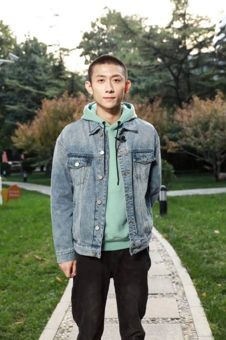单从张一山寸头的造型来看,他可以驾驭不同风格的造型,这也是他时尚