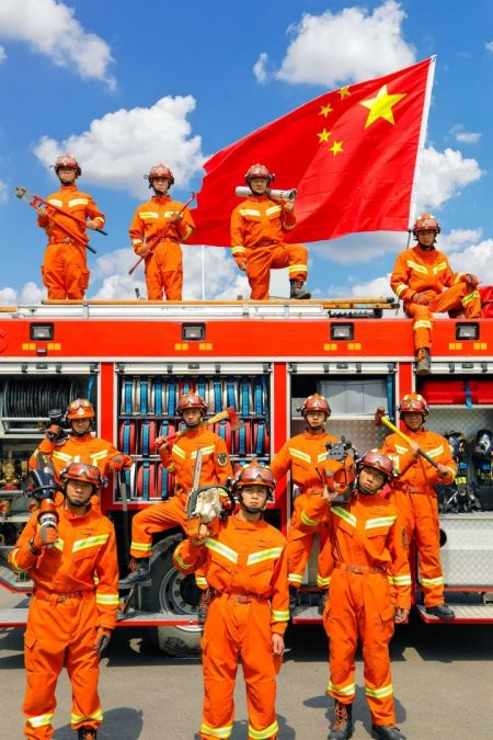 平安消防《我和国旗合影》组图
