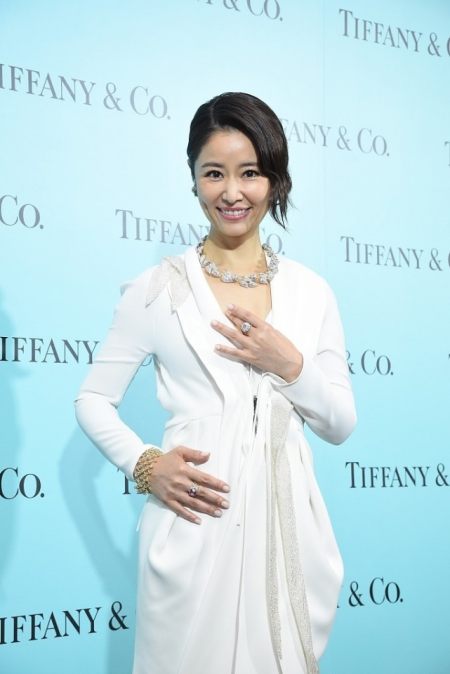 林心如岁数大了也挺美的,一袭白裙好高贵,但项链却选