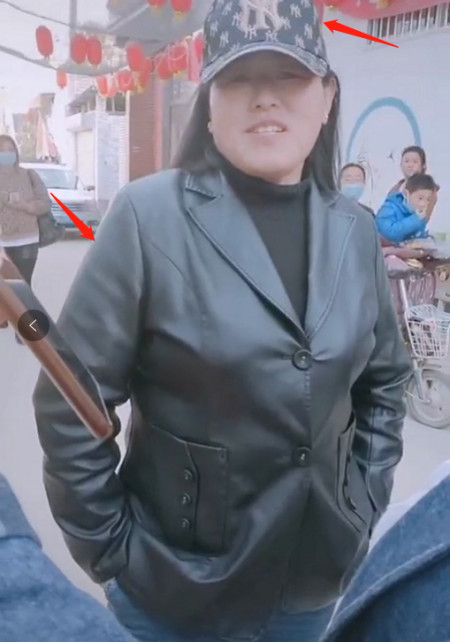 大衣哥妻子越来越时尚,穿皮衣戴名牌帽子有点"酷"