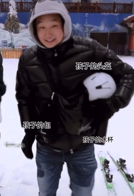 王一博保镖随时待命,乐乐意外出镜身上物件亮了,比老