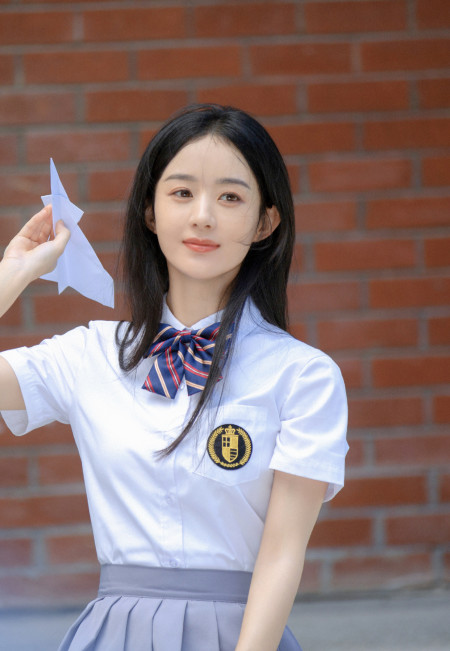 赵丽颖这也太美了,羽毛裙又仙又气质,离婚后更好看了