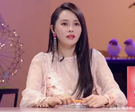 近日,在热播综艺节目《我们恋爱吧》中,娱乐圈性感女神伊能静,透漏