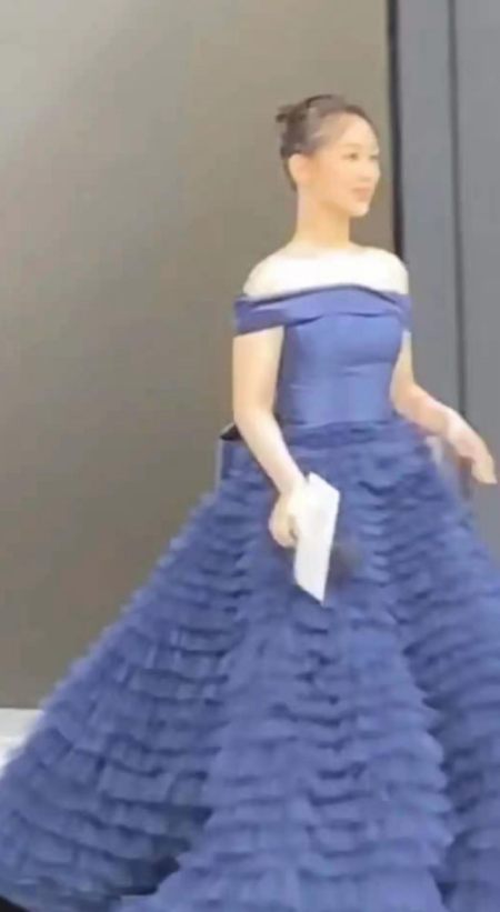 杨紫穿蓝色露肩裙捞金,造型师选错礼服让她看起来像60