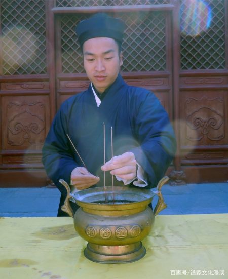 道长告诉你如何烧香,记住这几点"禁忌",别冒犯了神仙