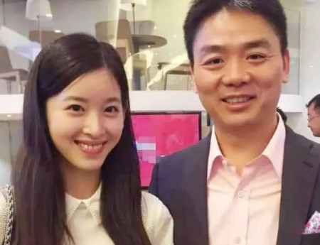 成了无数男孩心中的白月光,两年后,章泽天凭借保送清华再度迎来了人生