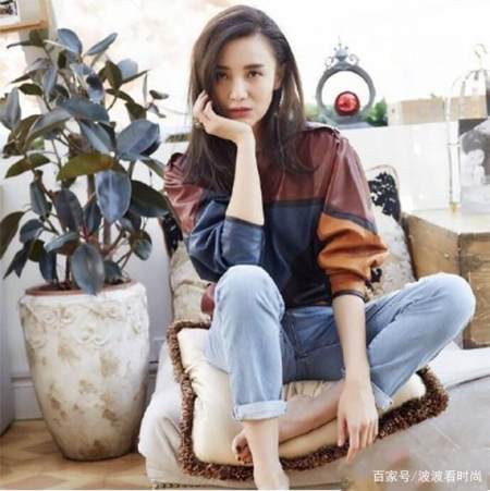 宋佳终于换发型!"泡面头"配咖色皮外套,气质美女变