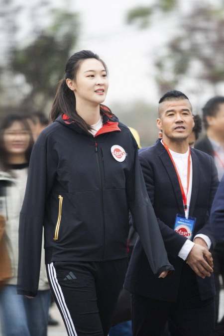 惠若琪身材真丰满,不规则西装配皮裙霸气侧漏,腿虽然