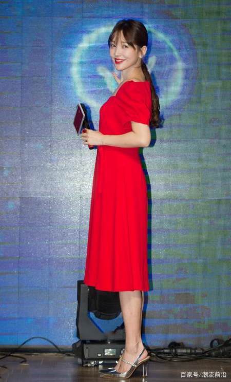 金莎"恋爱后"越来越美,一袭红裙明艳动人,39年龄19的