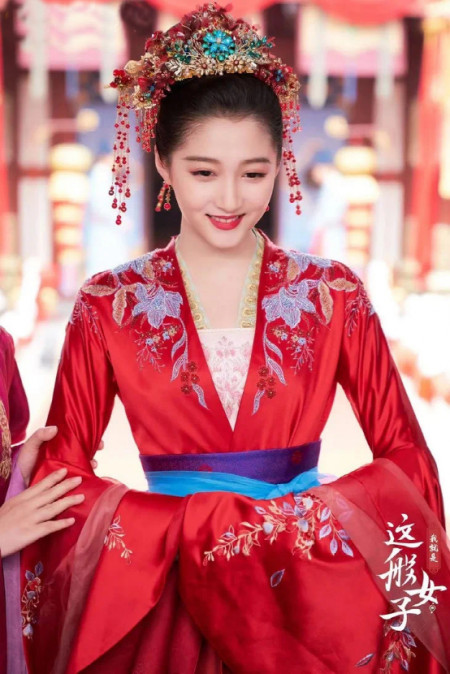 关晓彤的撑伞姿势忒帅!想要模仿一下,太费力了