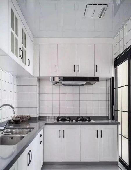 厨房以白色橱柜搭配灰色台面,简洁大气,充满年轻时尚感.