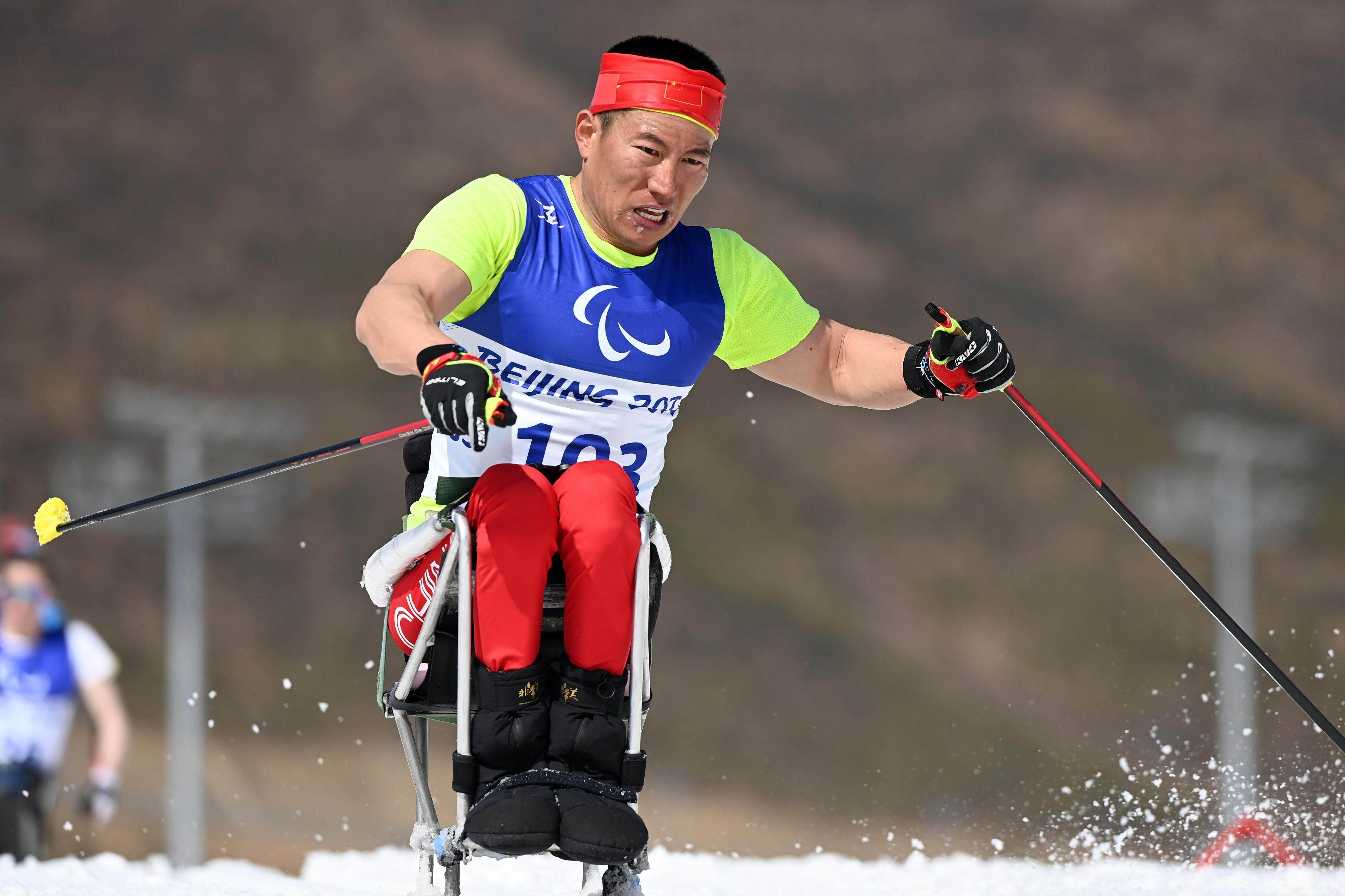 毛忠武最终夺得冠军.当日,北京2022年冬残奥会残奥越野滑雪男子中距