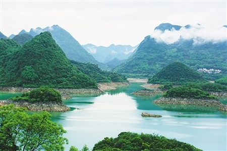 刚进广东清远桃花湖,我一度以为自己置身桂林山水,也难怪,有着喀斯特