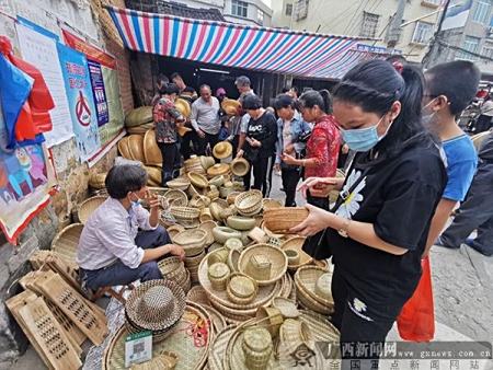 群众在龙门镇马兰村圩日上采购竹编制品.广西新闻网通讯员王振钊摄