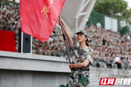 "提枪,前进,突击"近日,湖南财工职院2021级新生军训汇报表演举行