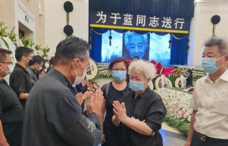 于蓝老师追悼会黄晓明送的花圈没