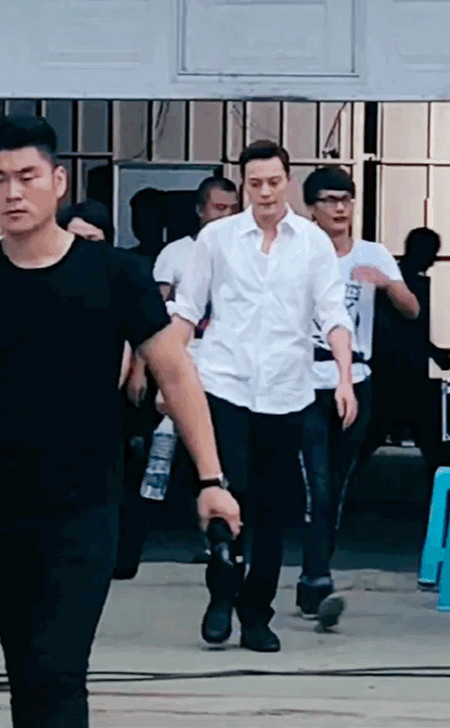 陈伟霆有这么高吗?你看路人近距离拍的照片 看着都有