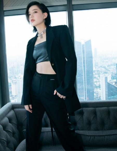 不懂李斯丹妮为何留短发?看她往日长发造型,根本就不