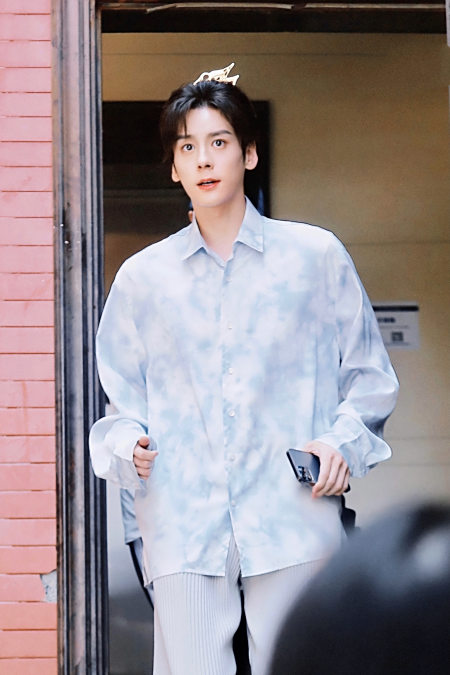 魏哲鸣也是神仙颜值啊!简约穿搭很是帅气,青春又阳光