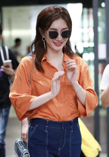 江疏影不甘低调,衬衫颜色抢镜吸睛,戴墨镜扮酷女明星