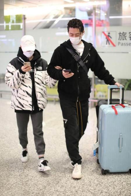 明星"情侣装"造型比拼,个个甜蜜恩爱,哪一对更会穿?
