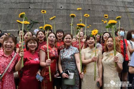 绵阳高考万人送行震撼上演!家长穿旗袍举向日葵,司机