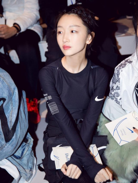 周冬雨个性潮搭,显腿长不是一点点,小个子女生学起来吧