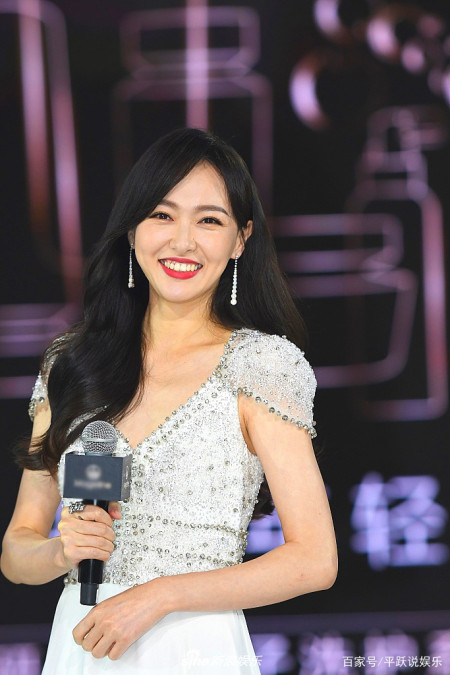 唐嫣笑起来真好看,一身白色镶珠礼服,散发成熟高贵优雅气质