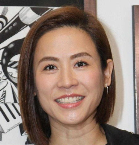 宣萱真的50岁了?穿黑色皮衣配紧身牛仔裤很年轻,却被颈纹抢镜了