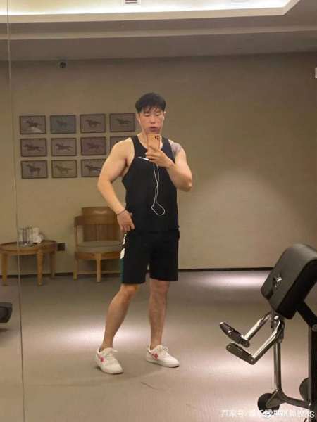 而且烧饼是德云社的健身一哥,虽然长得不帅,但是身材特别好,也为如今