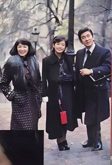 山口百惠一家是"大衣控",小儿子穿上驼色款,跟妈一样文静洋气