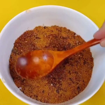 4.把红糖均匀的撒在糯米上,用勺子压一下,红糖薄薄地撒一层就可以了.