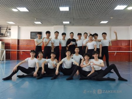 疫情期间侯永健主要的教学对象是西北民族大学舞蹈学院2021级大一