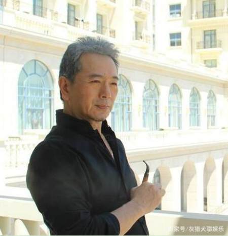 他是实力派老戏骨演员,2个儿子都是试管婴儿,64岁仍