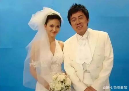之前张宇也曾在自己的微博中分享一家四口的照片,看上去非常美满幸福.